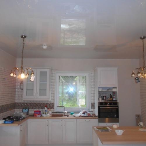 Потолки на маленькой кухне. Натяжной потолок на кухне: 105 вариантов дизайна в реальных фото