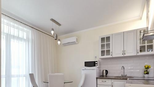 Потолки на маленькой кухне. Натяжной потолок на кухне: 105 вариантов дизайна в реальных фото