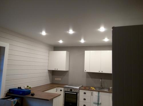 Потолки на маленькой кухне. Натяжной потолок на кухне: 105 вариантов дизайна в реальных фото