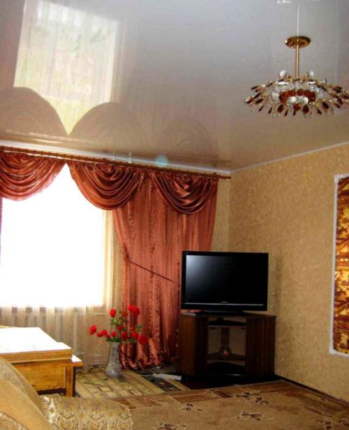 Натяжной потолок зал. Дизайн натяжных потолков: 10 реальных примеров в дизайне гостиной