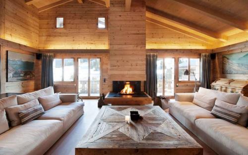 Потолок в деревянном доме с балками. Функциональность потолка