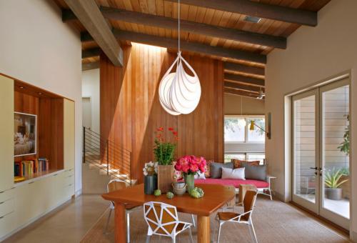 Потолок в деревянном доме с балками. Функциональность потолка