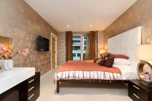 Натяжной потолок в маленькой спальне. Виды натяжных потолков 33