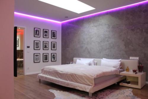 Потолок в спальне 2022. Виды потолков для спальни