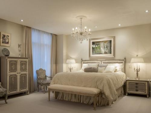 Натяжные потолки для спальни. Красивые варианты натяжного потолка в спальне