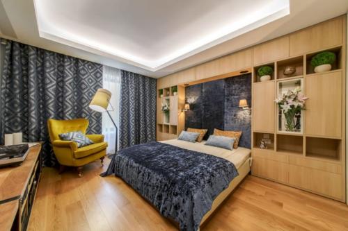 Натяжной потолок в спальне без люстры. Особенности выбора люстр для натяжных потолков в спальню