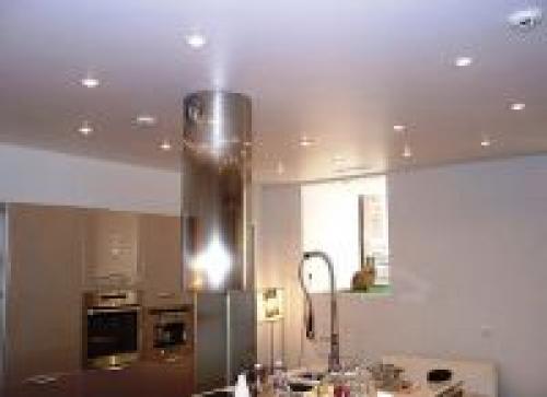 Какие потолки лучше делать в доме. Какие потолки предпочтительнее всего выбирать для частного дома?