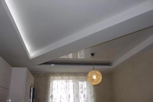 Двухуровневый потолок с подсветкой по периметру. Разновидности двухуровневого потолка