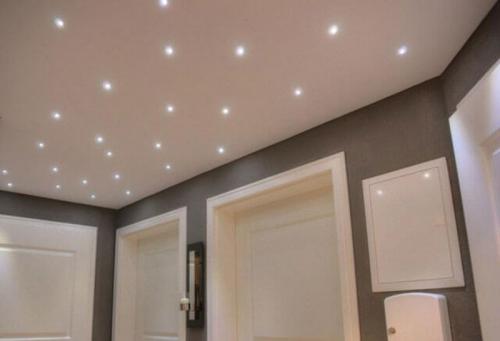 Расположение светильников на натяжном потолке в прямоугольной комнате. Расположение светильников на натяжных потолках: правила и примеры схем