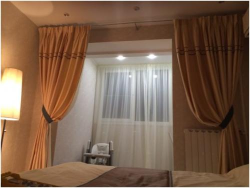 Как крепить шторы на натяжной потолок. Настенные карнизы