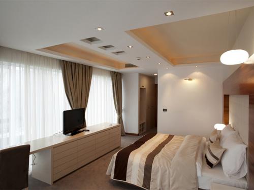 Карниз на кухню на натяжной потолок. Карниз для штор под натяжной потолок: советы по выбору и монтажу