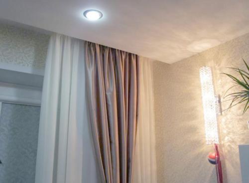 Карниз на кухню на натяжной потолок. Карниз для штор под натяжной потолок: советы по выбору и монтажу