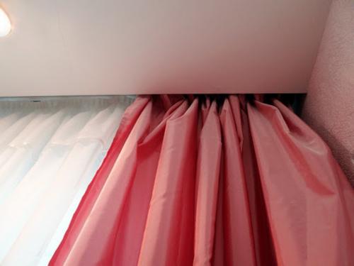 Карниз на кухню на натяжной потолок. Карниз для штор под натяжной потолок: советы по выбору и монтажу