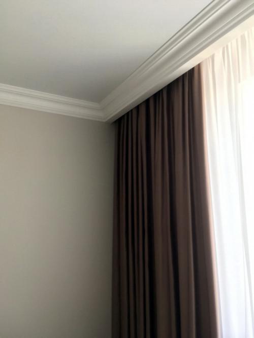 Карниз на кухню на натяжной потолок. Карниз для штор под натяжной потолок: советы по выбору и монтажу