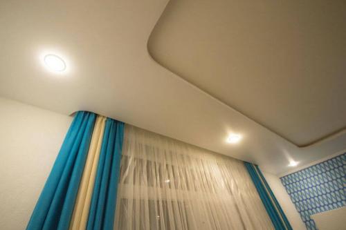 Можно ли установить потолочный карниз, если потолок уже натянут. Как делают карнизы при натяжных потолках?