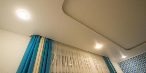 Карниз на кухню на натяжной потолок. Карниз для штор под натяжной потолок: советы по выбору и монтажу