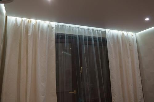 Карниз на кухню на натяжной потолок. Карниз для штор под натяжной потолок: советы по выбору и монтажу