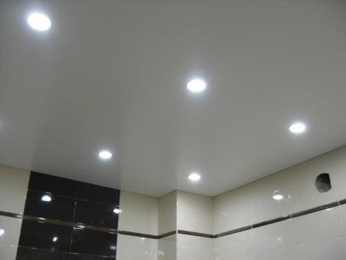 Точечный светильник для натяжных потолков. Как выбрать точечный светильник для натяжных потолков – подбор параметров, советы по монтажу и выбору современных светильников