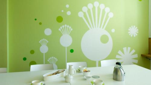 ТОП-8 лучших красок для потолка. Топ самых хороших стойких красок для потолков и стен помещений 28