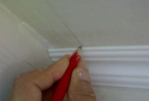 Как клеить багеты на потолок. Способы приклеивания потолочных багетов 08 Как клеить багеты на потолок. Способы приклеивания потолочных багетов 08
