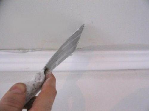 Как клеить багеты на обои. Способы приклеивания плинтусов