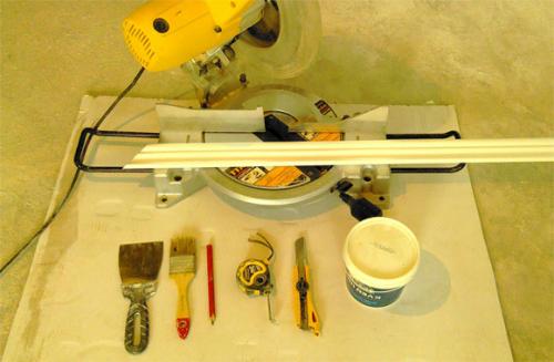 Как клеить багеты на потолок. Способы приклеивания потолочных багетов 07 Как клеить багеты на потолок. Способы приклеивания потолочных багетов 07