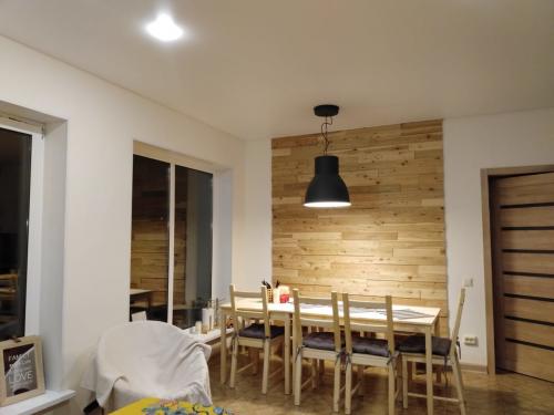 Натяжные потолки в частном доме. Натяжной потолок в частном доме: плюсы и минусы