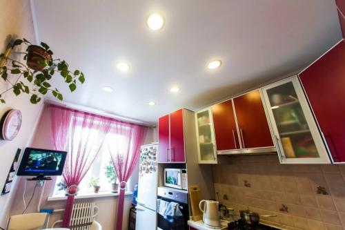 Потолок на кухне натяжной. Натяжной потолок на кухне: 105 вариантов дизайна в реальных фото