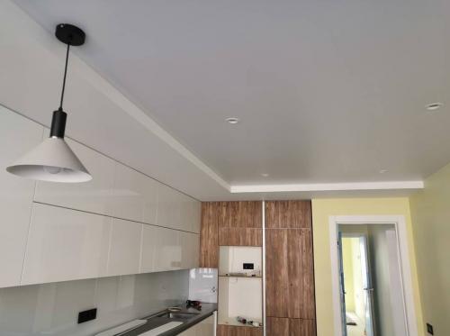 Потолок на кухне натяжной. Натяжной потолок на кухне: 105 вариантов дизайна в реальных фото