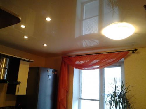 Современный дизайн потолка на кухне. Натяжной потолок на кухне