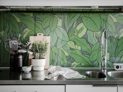 Какими панелями отделать кухню. Самые модные стеновые панели для кухни в 24 фото