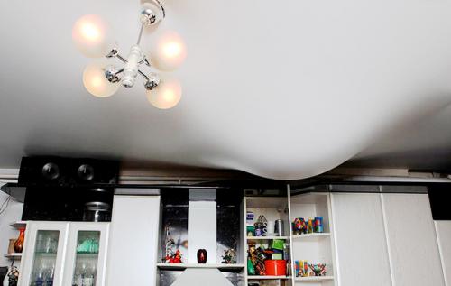 Потолки на кухне в квартире. Вариан.  Натяжные потолки из ПВХ