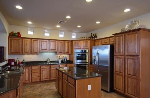 Потолки на маленькой кухне. Натяжной потолок на кухне: 105 вариантов дизайна в реальных фото