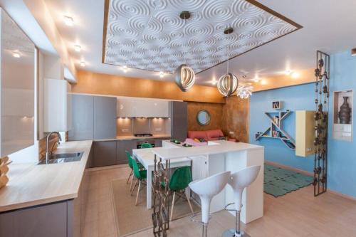 Современные варианты отделки потолка на кухне. Дизайн потолка на кухне: виды материала, варианты отделки + 120 фото идей дизайна