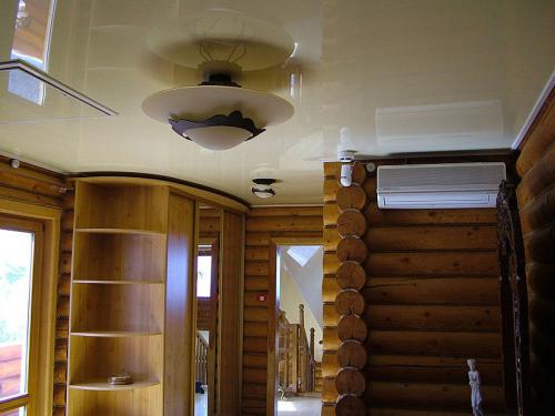 Какой натяжной потолок подойдет в деревянный дом. Тип натяжного покрытия
