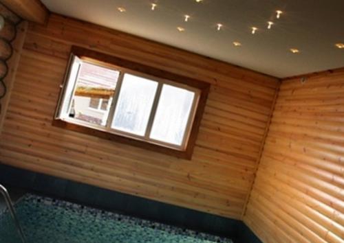 Можно ли устанавливать натяжные потолки в деревянном доме. Установка натяжного потолка в деревянном доме, конечно же возможна. 05