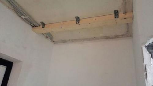 Натяжные потолки в частном доме с балками. Монтаж