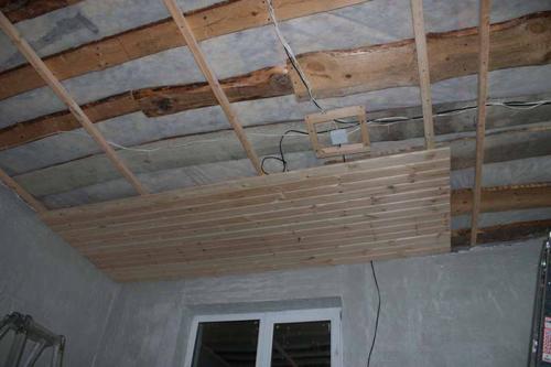 Как отремонтировать потолок в деревянном доме. Этапы ремонта