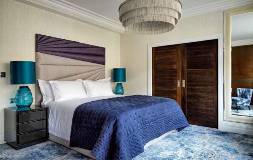 Дизайн потолка в спальне 2020. Потолок в спальне — создание гармоничного интерьера и правила стильного дизайна (125 фото)