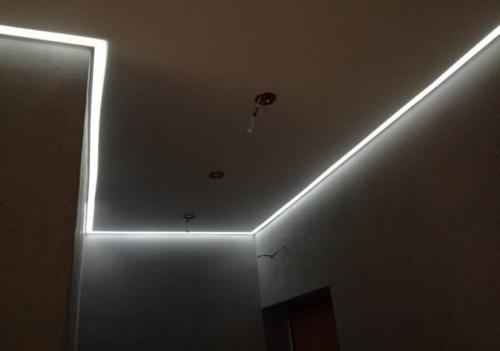 Натяжной потолок с подсветкой 2022. Натяжной потолок с подсветкой: 120 фото современных вариантов дизайна для вашей комнаты 05 Натяжной потолок с подсветкой 2022. Натяжной потолок с подсветкой: 120 фото современных вариантов дизайна для вашей комнаты 05