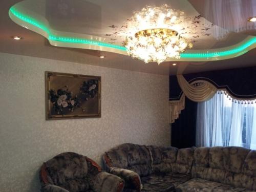 Освещение в спальне с натяжными потолками. Особенности выбора люстр для натяжных потолков в спальню 09 Освещение в спальне с натяжными потолками. Особенности выбора люстр для натяжных потолков в спальню 09