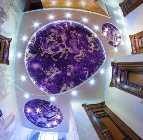 Потолок и освещение в прихожей. Какой натяжной потолок лучше выбрать для прихожей