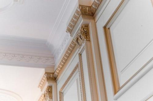 Какие потолочные плинтуса сейчас в моде 2023. (+66 фото) Потолочный плинтус: типы, плюсы и минусы