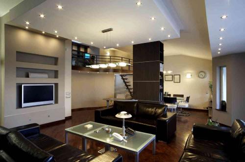 Варианты освещения зала и гостиной с натяжным потолком. Взаимосвязь фактур полотна с источниками света 08