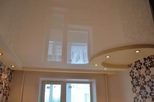 Варианты освещения зала и гостиной с натяжным потолком. Взаимосвязь фактур полотна с источниками света 04