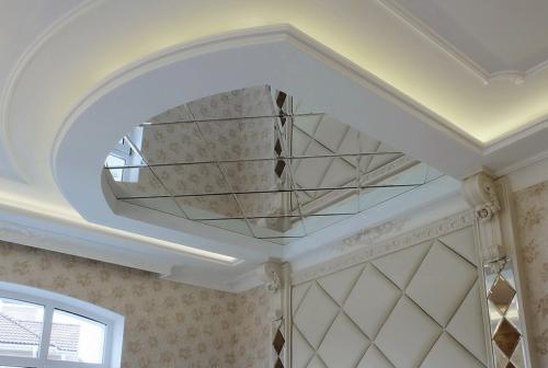 Расположение светильников на натяжном потолке в прямоугольной комнате. Расположение светильников на натяжных потолках: правила и примеры схем