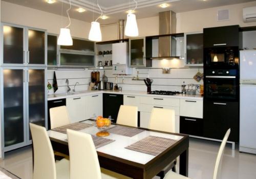 Освещение натяжного потолка на кухне. Натяжной потолок: дизайн освещения в кухонном помещении