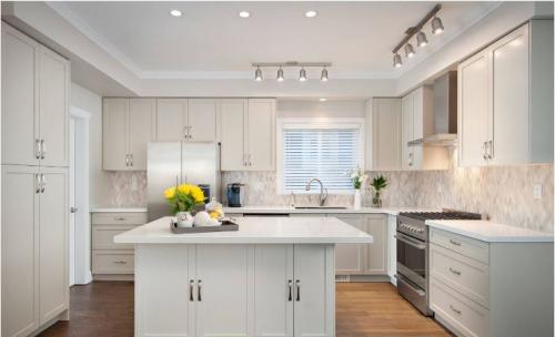 Освещение натяжного потолка на кухне. Натяжной потолок: дизайн освещения в кухонном помещении