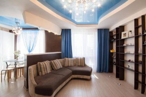 Освещение в гостиной с натяжными потолками. Дизайн натяжного потолка в гостиной: виды, материалы, фактура 01