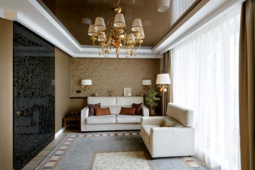 Освещение в гостиной с натяжными потолками. Дизайн натяжного потолка в гостиной: виды, материалы, фактура 05